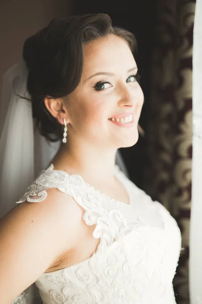 Luksusowa Panna Młoda Białej Sukni Pozowanie Podczas Przygotowań Ceremonii Ślubnej — Zdjęcie stockowe