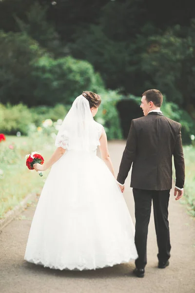 Vacker Brud Poserar Bröllopsklänning Utomhus — Stockfoto