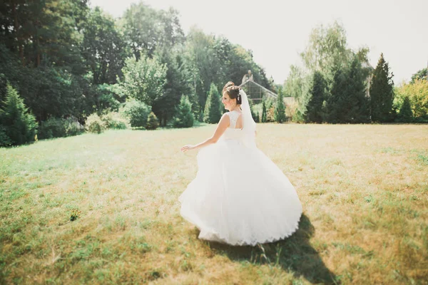 Schöne Braut Eleganten Weißen Kleid Mit Blumenstrauß Posiert Park — Stockfoto