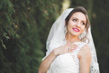 Zarif beyaz elbiseler içinde güzel bir gelin.