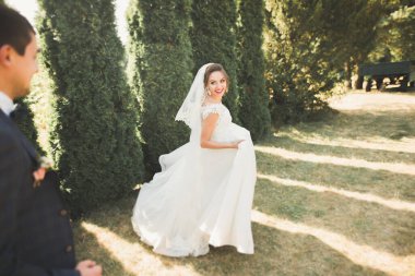 Botanik parkında yürüyen mutlu bir çift..