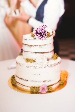 Gelin ve damat düğün pastasını kesiyor..