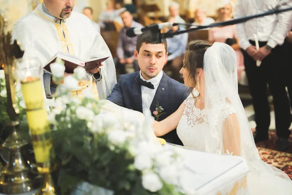 Παντρεμένο Ζευγάρι Ποζάρει Εκκλησία Μετά Την Τελετή — Φωτογραφία Αρχείου