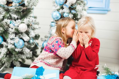 Mutlu küçük çocuklar Noel arifesinde hediyeleri açıyor..