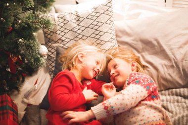 Çocuk hediye kutuları ile Noel ağacı altında. Bir şekilde dekore edilmiş salon.