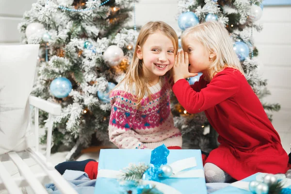 Счастливые Маленькие Дети Открывают Подарки Рождество — стоковое фото