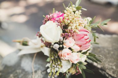 Farklı çiçeklerden oluşan lüks bir düğün buketi..