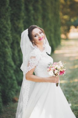 Zarif beyaz elbiseler içinde güzel bir gelin.