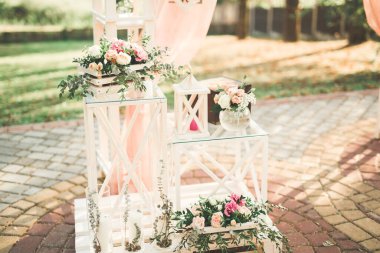 Düğün töreni için süslemeler. Güzel çiçekler..