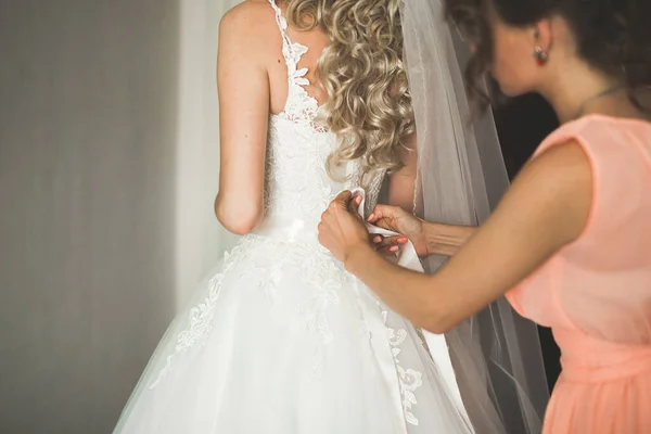 Wunderschöne Braut Robe Posiert Und Bereitet Sich Auf Die Trauung — Stockfoto