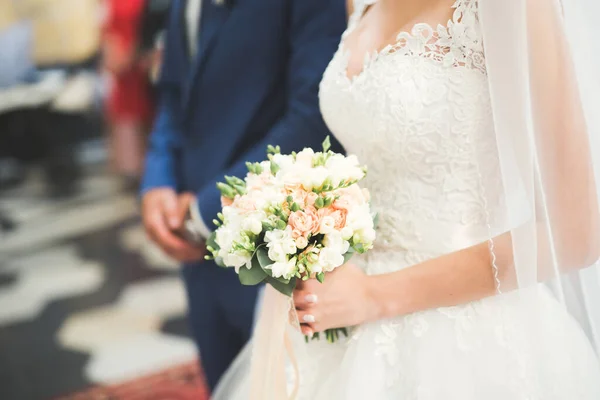 Braut Hält Großen Und Schönen Hochzeitsstrauß Mit Blumen — Stockfoto