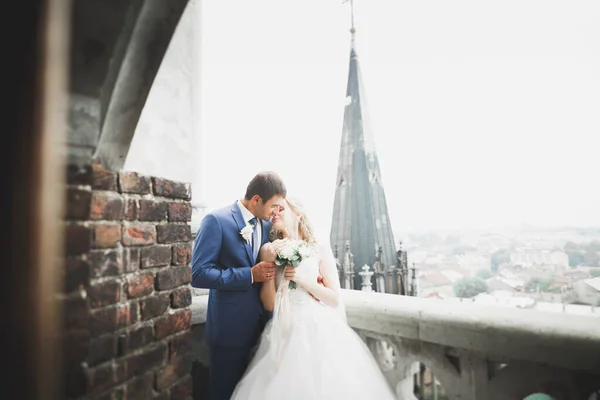 Великолепная Свадебная Пара Гуляющая Старому Городу Львова — стоковое фото