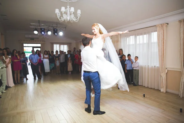 Pierwszy Taniec Ślubny Nowożeńców Restauracji — Zdjęcie stockowe