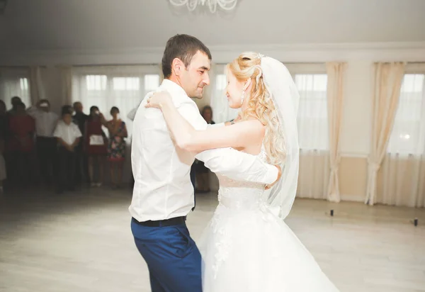 Primeira Dança Casamento Casal Recém Casado Restaurante — Fotografia de Stock