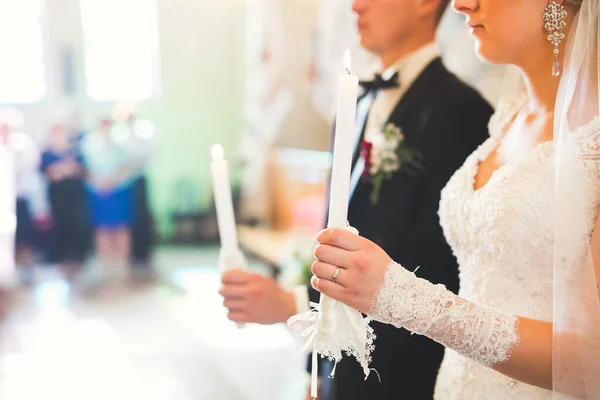 Törenden Sonra Kilisede Poz Veren Evli Çift — Stok fotoğraf
