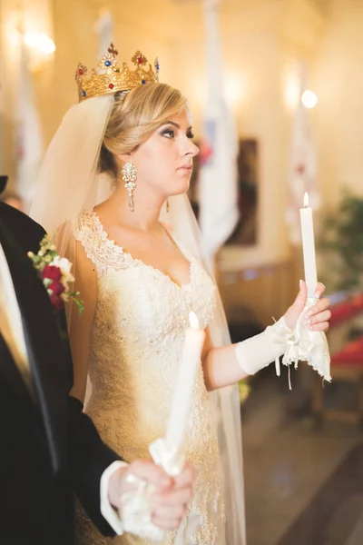 교회에서 신부가 결혼하는 — 스톡 사진