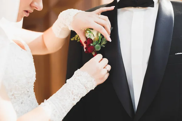 Casamento Casal Bide Noivo Casar Uma Igreja — Fotografia de Stock