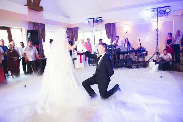 Primeira Dança Casamento Casal Recém Casado Restaurante — Fotografia de Stock