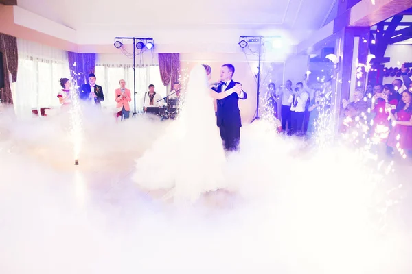 Beautiful Caucasian Wedding Couple Just Married Dancing First Dance — Stock Photo, Image