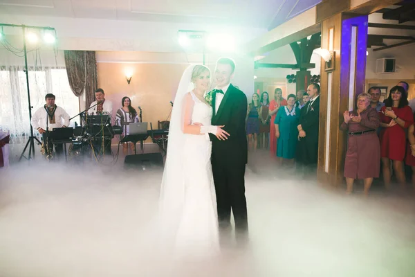 Güzel Beyaz Bir Çift Yeni Evlendiler Ilk Danslarını Ediyorlar — Stok fotoğraf