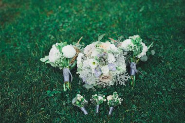 Farklı çiçeklerden oluşan lüks bir düğün buketi..