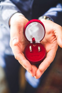 Yeni evli çiftlerin evlilik yüzükleri..