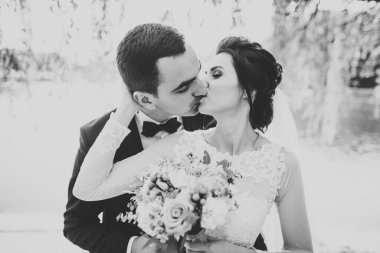 Genç ve güzel bir çiftin yakın çekimi..