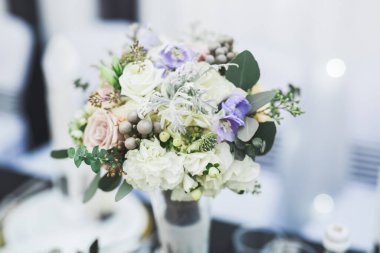 Farklı çiçeklerden oluşan lüks bir düğün buketi..