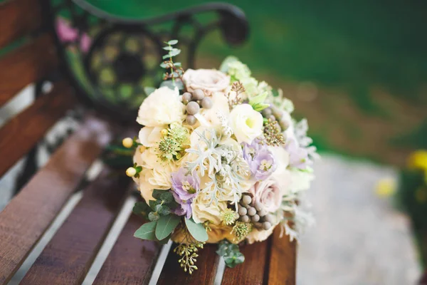 Прекрасный Свадебный Букет Различными Цветами Розами — стоковое фото