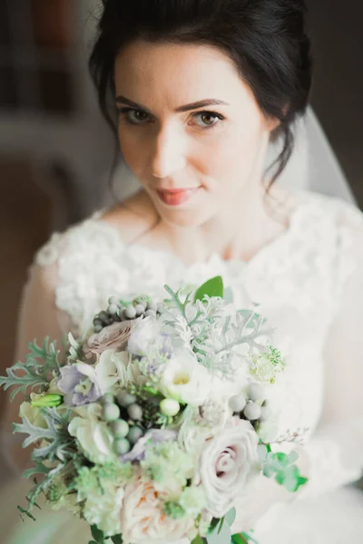 Portrét Krásné Nevěsty Módním Závojem Svatebním Ránu — Stock fotografie