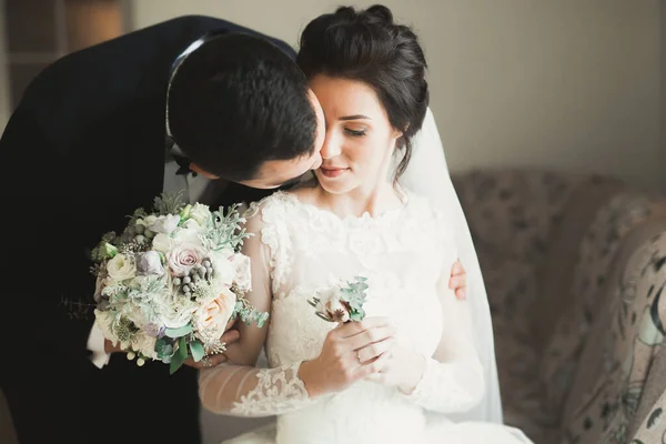 完璧なカップル花嫁 新郎ポージングとキスで彼らの結婚式の日 — ストック写真