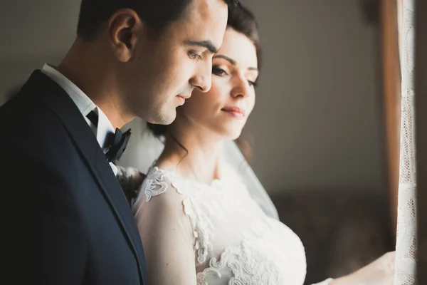 若い結婚式のカップルの官能的な肖像画 — ストック写真