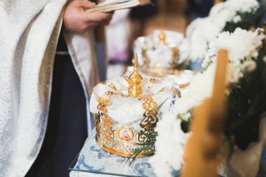 Kilisedeki masanın üzerinde altın taçlar var..