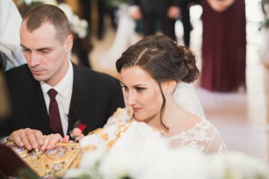 Törenden sonra kilisede poz veren evli çift..