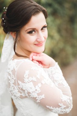 Zarif beyaz elbiseler içinde güzel bir gelin.