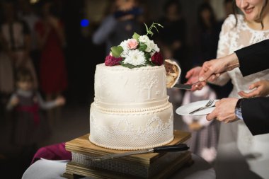 Gelin ve damat düğün pastasını kesiyor..