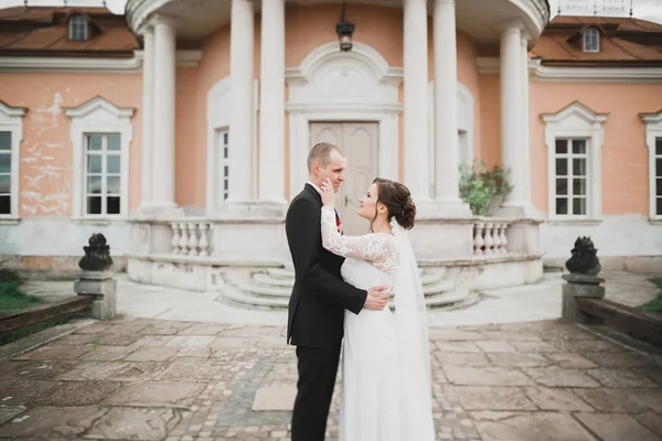Casal Sensual Namorados Abraçando Frente Velho Castelo Eslavo — Fotografia de Stock