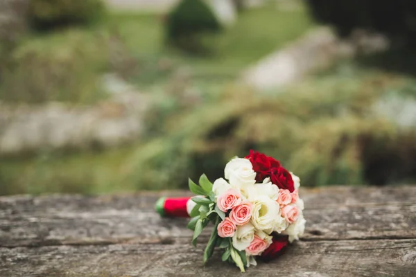 美丽的结婚花束 玫瑰各不相同 — 图库照片