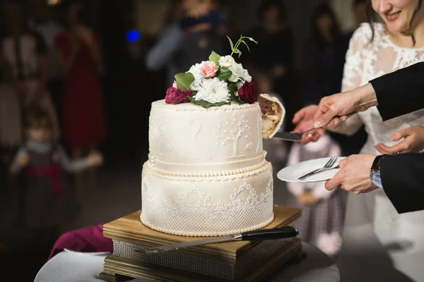 결혼식 케이크를 자르는 신부와 — 스톡 사진