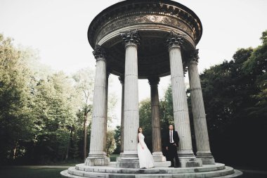 Kafkasyalı mutlu romantik çift evliliklerini kutluyor. Açık hava..