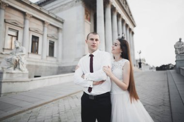 Genç bir çiftin şehvetli portresi. Açık hava..