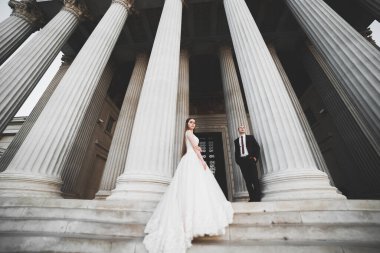 Lüks evli çift, gelin ve damat eski şehirde poz veriyor..