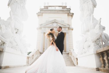 Lüks evli çift, gelin ve damat eski şehirde poz veriyor..