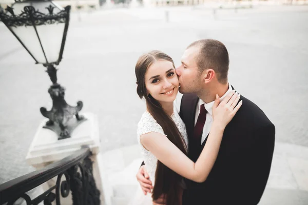 Bela Noiva Noivo Abraçando Beijando Seu Dia Casamento Livre — Fotografia de Stock