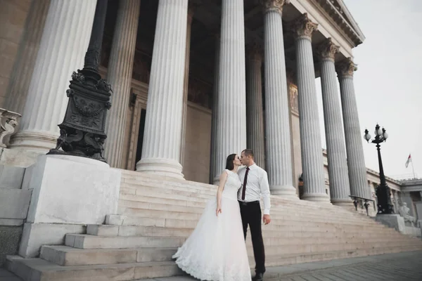 Luxe Getrouwd Echtpaar Bruid Bruidegom Poseren Luxe Stad — Stockfoto