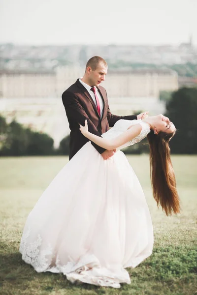 Fehér Boldog Romantikus Fiatal Pár Akik Házasságukat Ünneplik Kültéri — Stock Fotó