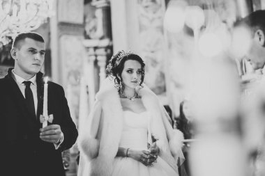 Düğün çifti kilisede evleniyor..