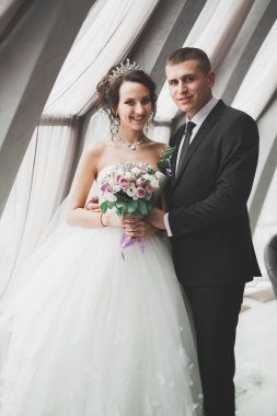 Lüks evli çift, gelin ve damat eski şehirde poz veriyor..