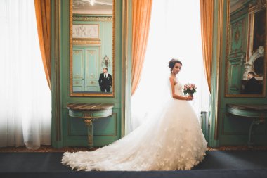 Mükemmel bir çift gelin ve damat düğün günlerinde poz verip öpüşürler..