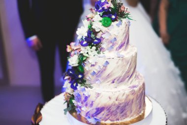 Masada süslü düğün pastası var..